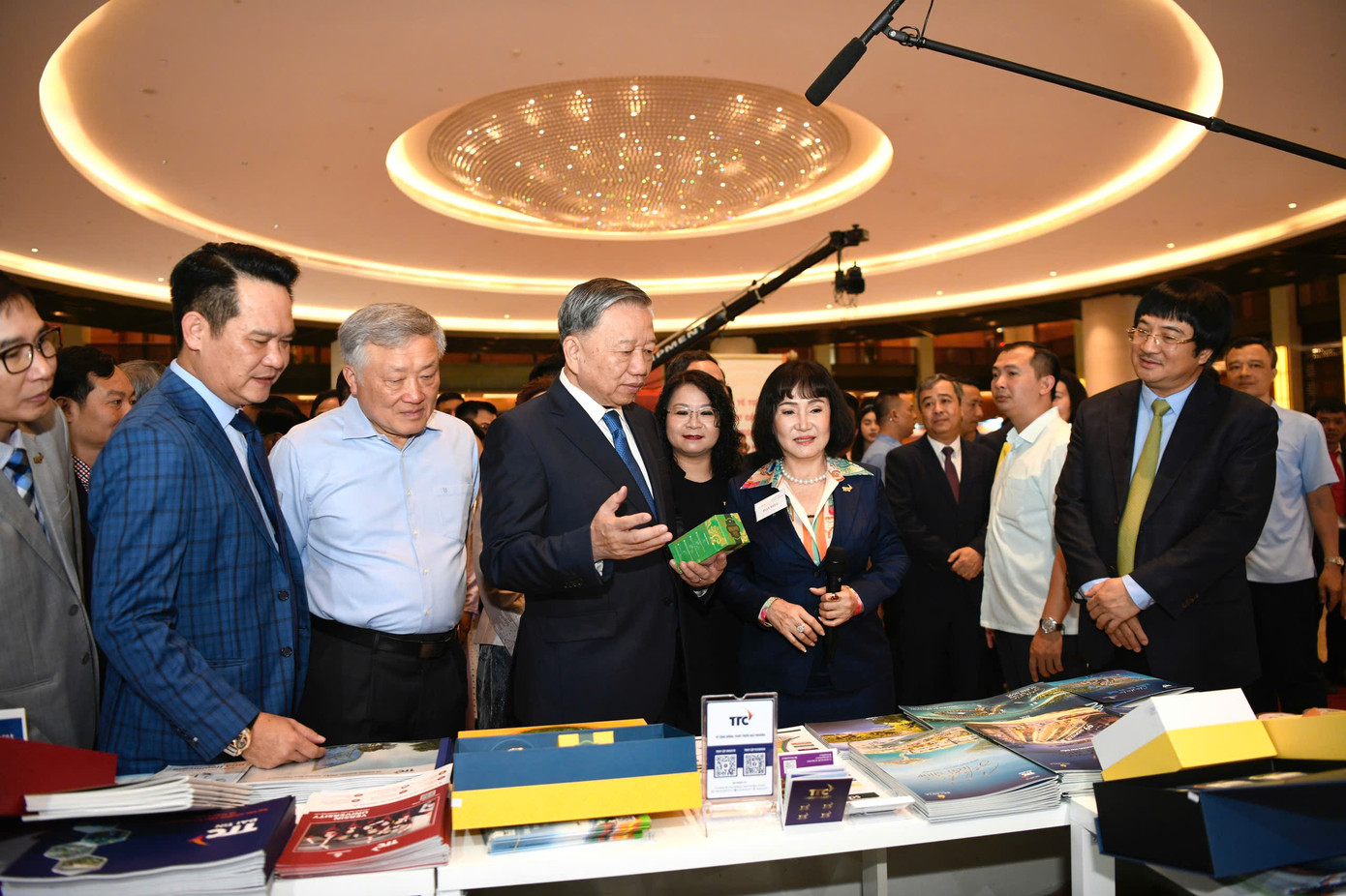 Trước giờ diễn ra hội nghị, Tổng Bí thư Tô Lâm và các đại biểu đã tham quan triển lãm &quot;Những thành tựu trong xây dựng và thực thi pháp luật&quot;; &quot;Những thành tựu trong phát triển kinh tế tư nhân và các gian hàng trưng bày sản phẩm của các doanh nghiệp tư nhân&quot;. Ảnh: Như Ý.