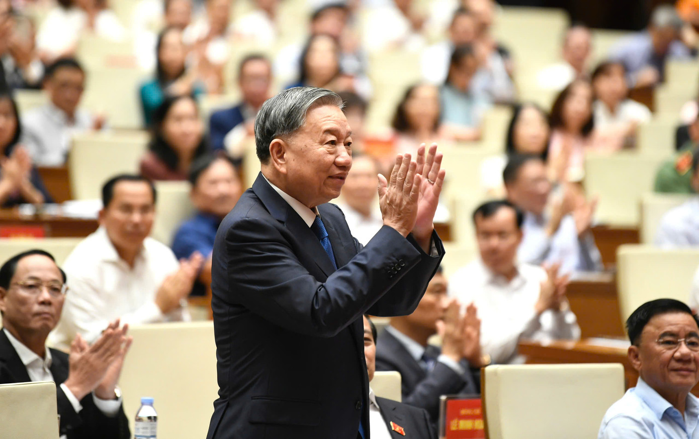 Sáng 18/5, tại Hà Nội, diễn ra Hội nghị toàn quốc quán triệt Nghị quyết 66-NQ/TW của Bộ Chính trị về đổi mới công tác xây dựng và thi hành pháp luật đáp ứng yêu cầu phát triển đất nước trong kỷ nguyên mới; Nghị quyết 68-NQ/TW của Bộ Chính trị về phát triển kinh tế tư nhân. Tổng Bí thư Tô Lâm dự và chỉ đạo hội nghị. Ảnh: Như Ý.