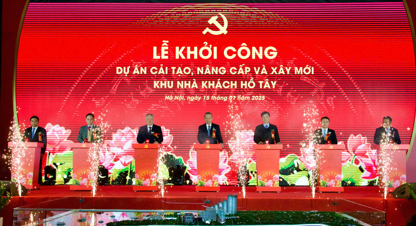 Tổng Bí thư Tô Lâm và các đại biểu nhấn nút phát lệnh khởi công Dự án cải tạo, nâng cấp và xây mới khu Nhà khách Hồ Tây. Ảnh: Quang Trung.