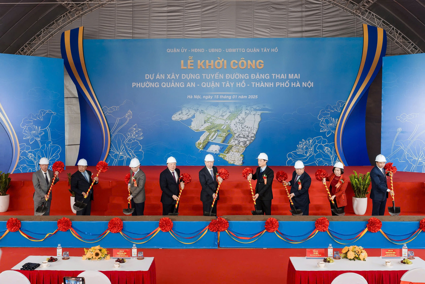 Tổng Bí thư Tô Lâm và các đại biểu dự Lễ khởi công xây dựng tuyến đường Đặng Thai Mai - giai đoạn I, quận Tây Hồ. Ảnh: PV.