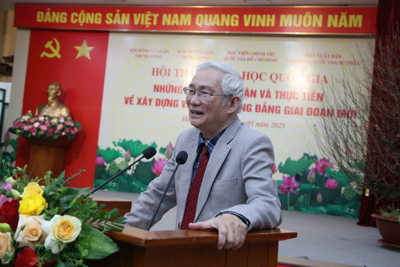 GS Mạch Quang Thắng - nguyên Giảng viên cao cấp Học viện chính trị quốc gia Hồ Chí Minh tham luận tại hội thảo. Ảnh: PV.