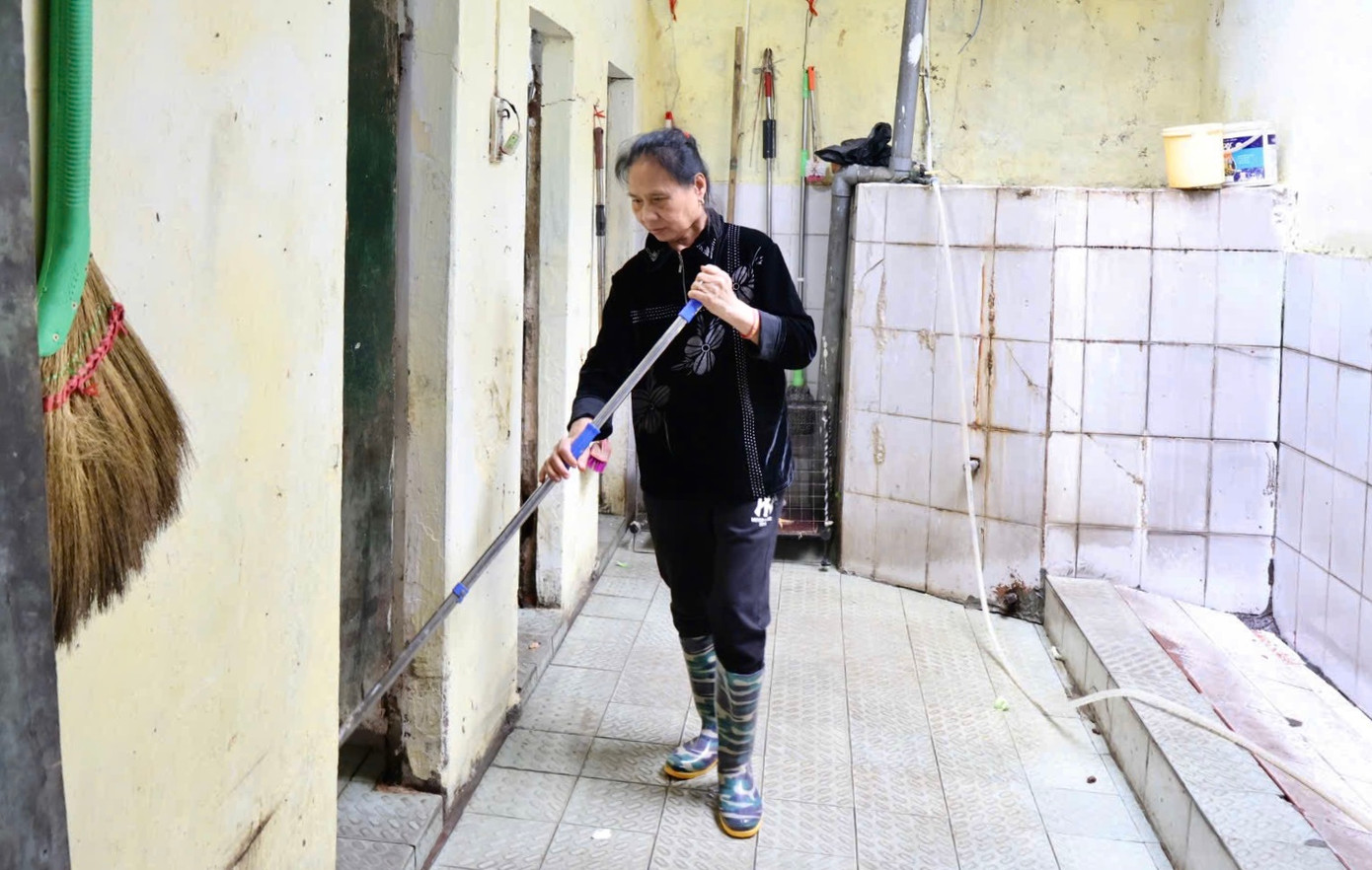 Nhà vệ sinh công cộng tại ngõ 62 Trần Quý Cáp (quận Đống Đa, Hà Nội) xuống cấp nghiêm trọng. Bà Trần Thị Xuân (66 tuổi) hiện đang là người trông coi tại đây cho biết, nhà vệ sinh công cộng này được xây dựng cách đây gần 60 năm, chia thành hai khu vực cho nam và nữ. Mỗi khu vực vệ sinh được trang bị 3 phòng vệ sinh và 2 phòng tắm. Ảnh: Hồng Ngọc.