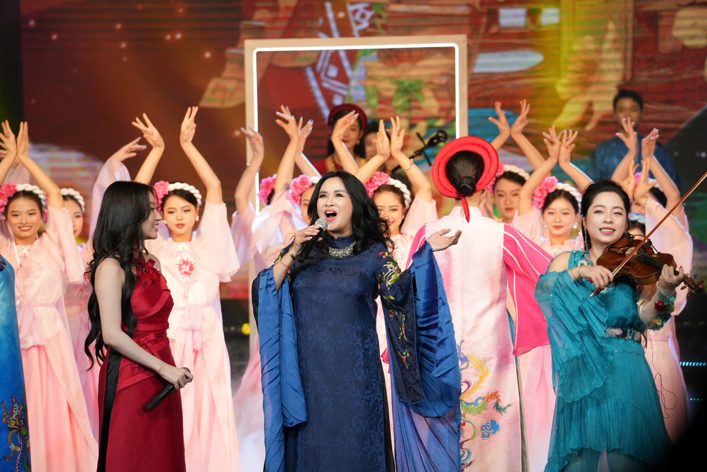 Nhiều tiết mục văn nghệ đặc sắc tại chương trình. Ảnh: Hoàng Mạnh Thắng. Nhiều tiết mục văn nghệ đặc sắc tại chương trình. Ảnh: Hoàng Mạnh Thắng.