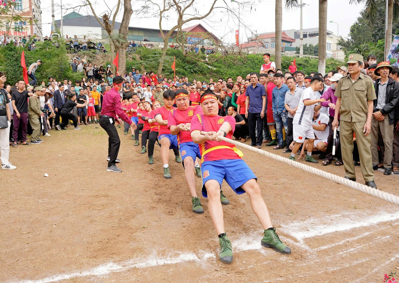 Nhiều trò chơi truyền thống xuất hiện trong Hội làng Đống Ba.