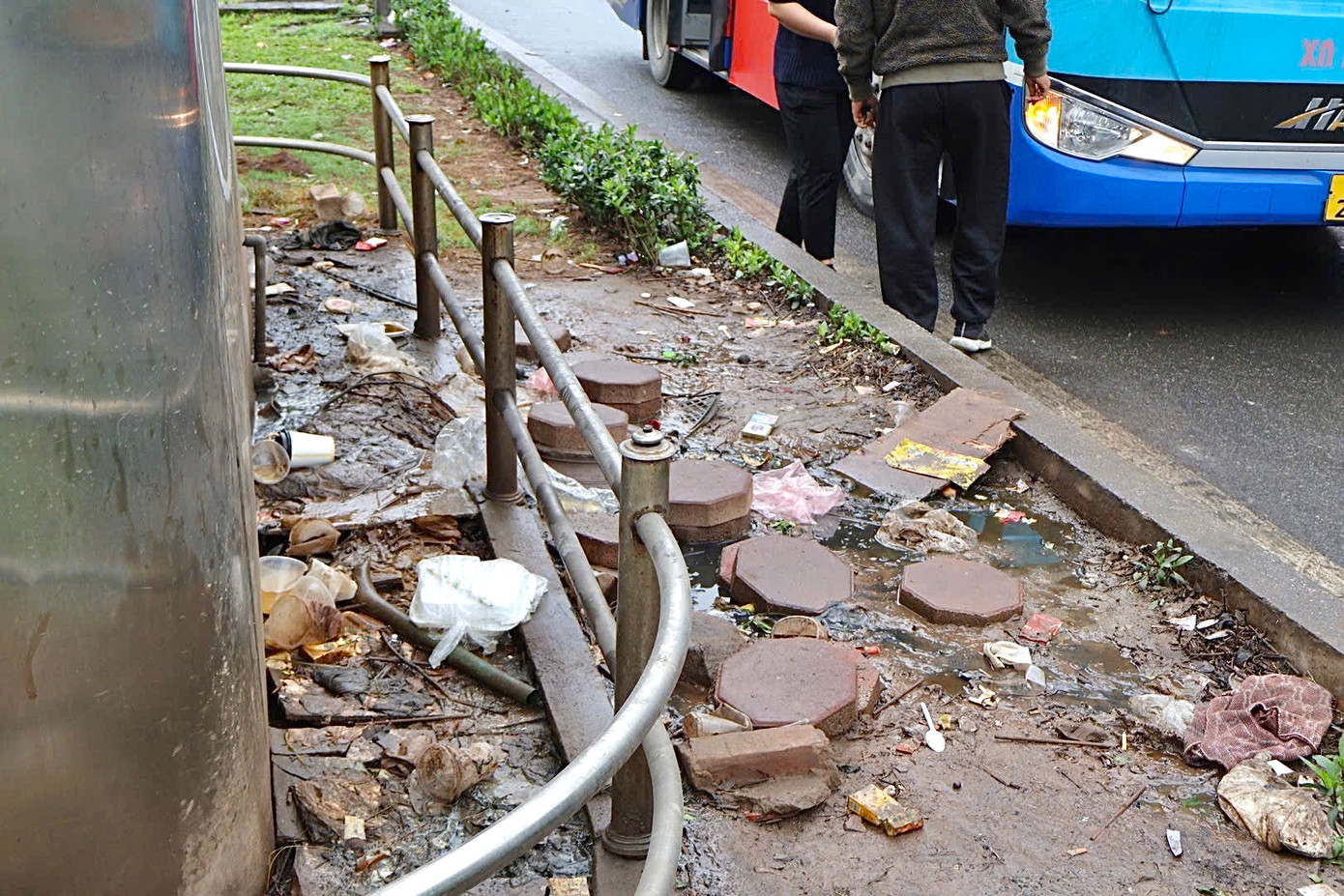Xung quanh nhà vệ sinh công cộng nhiều rác thải, bốc mùi hôi thối. Ảnh: Hồng Ngọc.