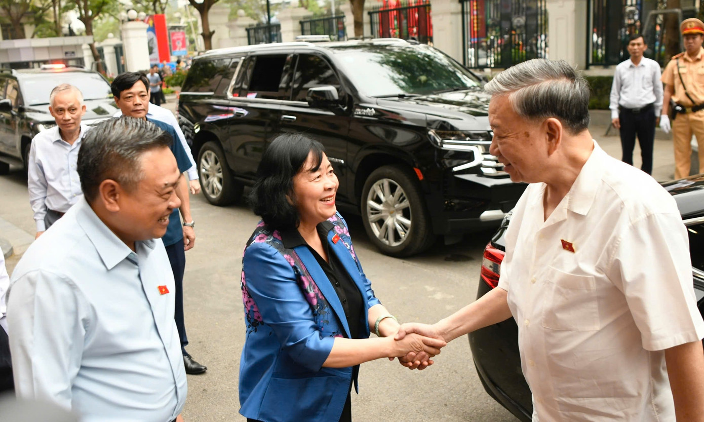 Bí thư Thành uỷ Hà Nội Bùi Thị Minh Hoài, Chủ tịch UBND thành phố Hà Nội Trần Sỹ Thanh, lãnh đạo cơ quan, đơn vị TP Hà Nội đón Tổng Bí thư Tô Lâm.