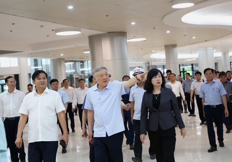 Phó Thủ tướng Thường trực Chính phủ Nguyễn Hòa Bình thị sát, kiểm tra Dự án đầu tư xây dựng cơ sở 2 BV Bạch Mai. Ảnh: VGP.