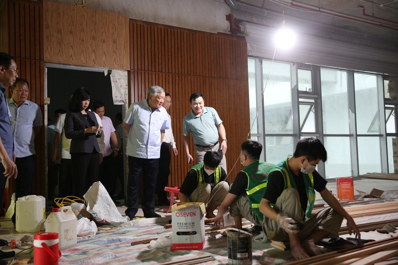 Phó Thủ tướng Thường trực Chính phủ Nguyễn Hòa Bình thị sát, kiểm tra Dự án cơ sở 2 BV Việt Đức. Ảnh: VGP.