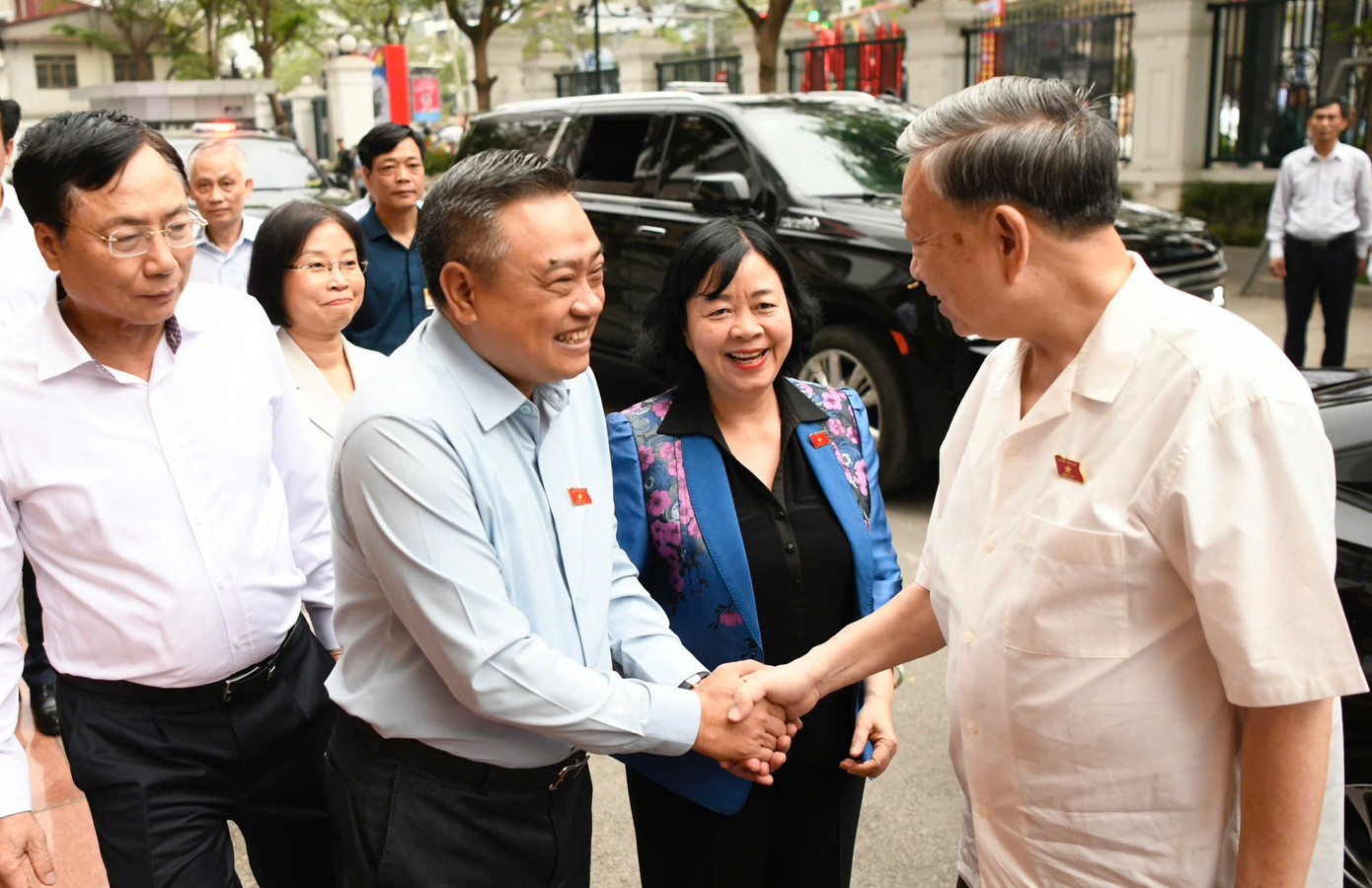 Bí thư Thành uỷ Hà Nội Bùi Thị Minh Hoài, Chủ tịch UBND thành phố Hà Nội Trần Sỹ Thanh, lãnh đạo cơ quan, đơn vị TP Hà Nội đón Tổng Bí thư Tô Lâm.