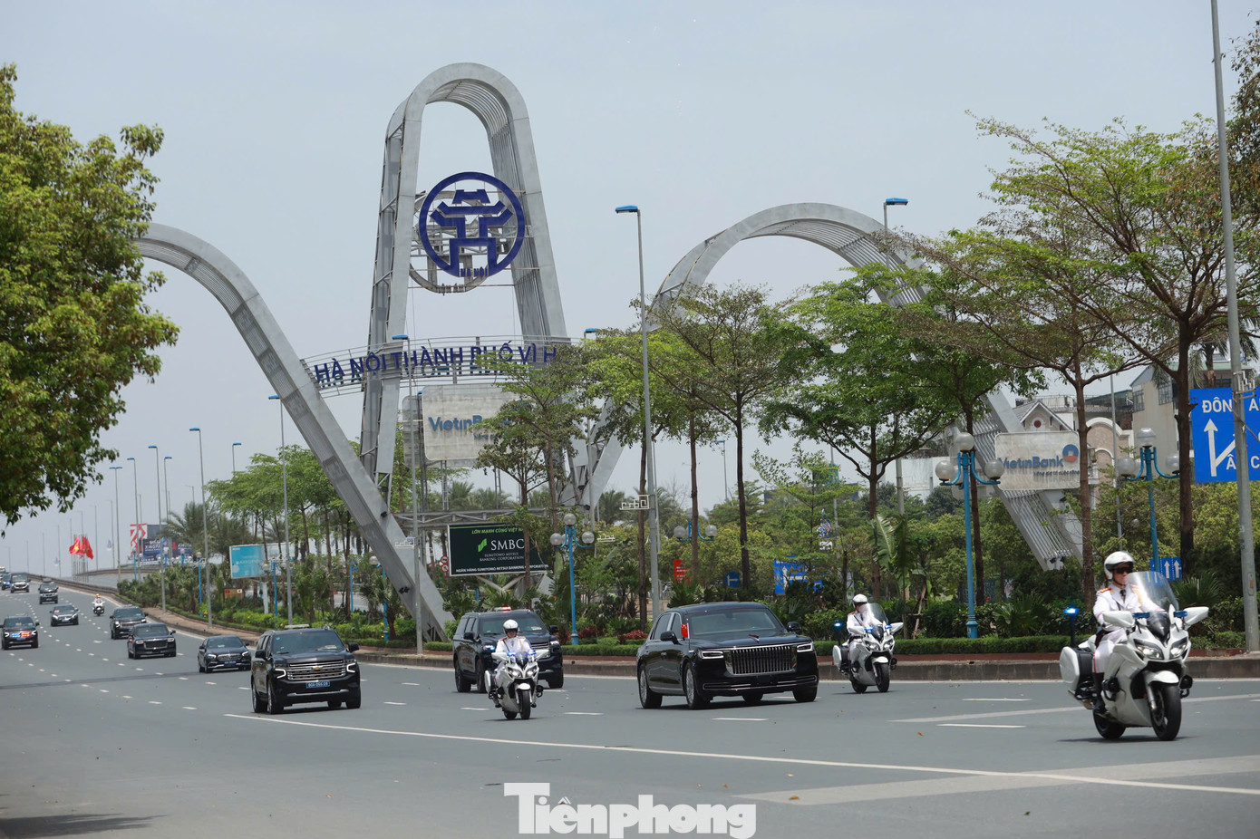 Đoàn xe của Tổng Bí thư, Chủ tịch nước Trung Quốc Tập Cận Bình di chuyển qua cầu Nhật Tân hướng về nội thành Hà Nội. Ảnh: Đức Nguyễn.