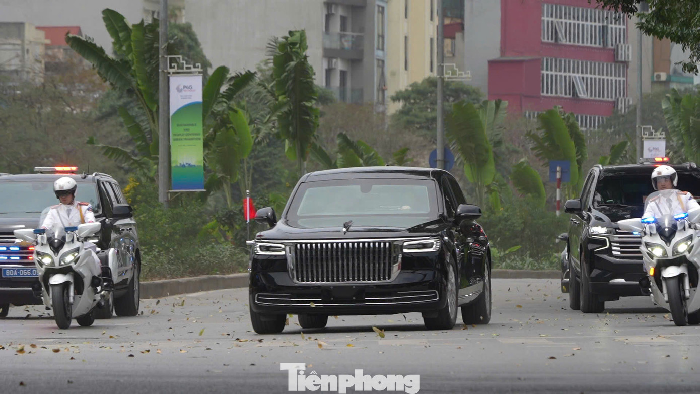 Đoàn xe trên đường Nguyễn Chí Thanh. Ảnh: Trọng Quân.