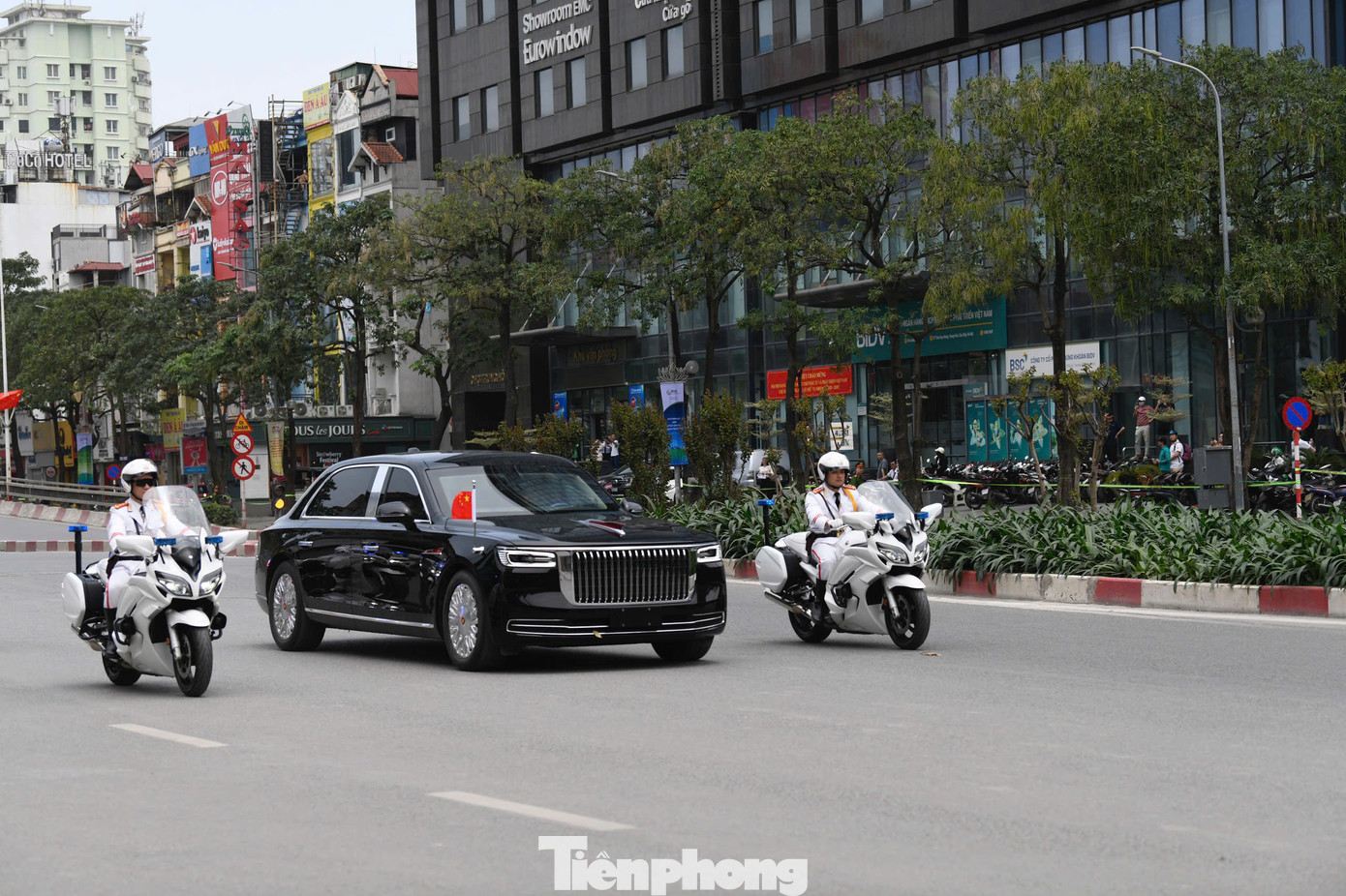 Đoàn xe trên đường Trần Duy Hưng. Ảnh: Trọng Tài.