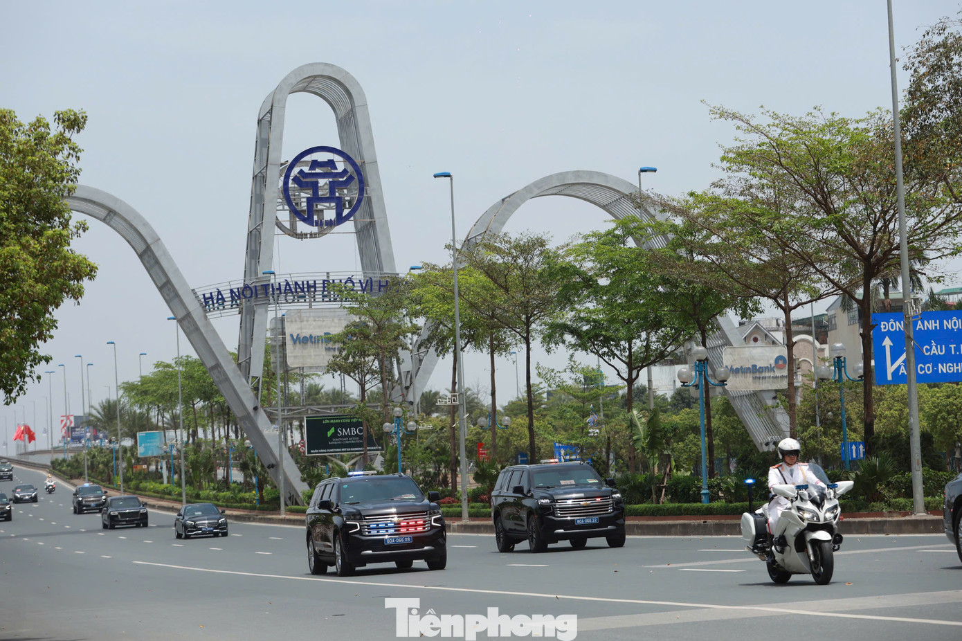 Đoàn xe của Tổng Bí thư, Chủ tịch nước Trung Quốc Tập Cận Bình di chuyển qua cầu Nhật Tân hướng về nội thành Hà Nội. Ảnh: Đức Nguyễn.