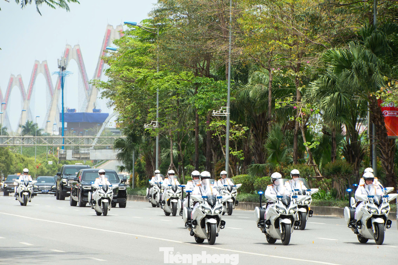 Đoàn xe di chuyển qua đường Võ Chí Công. Ảnh: Công Huân.