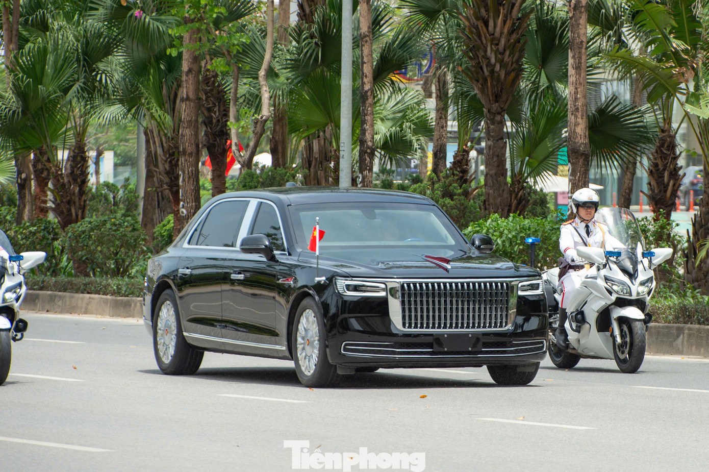 Đoàn xe di chuyển qua đường Võ Chí Công. Ảnh: Công Huân.