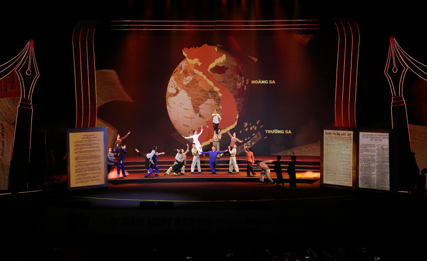 Một số tiết mục văn nghệ tại lễ kỷ niệm. Ảnh: Như Ý.