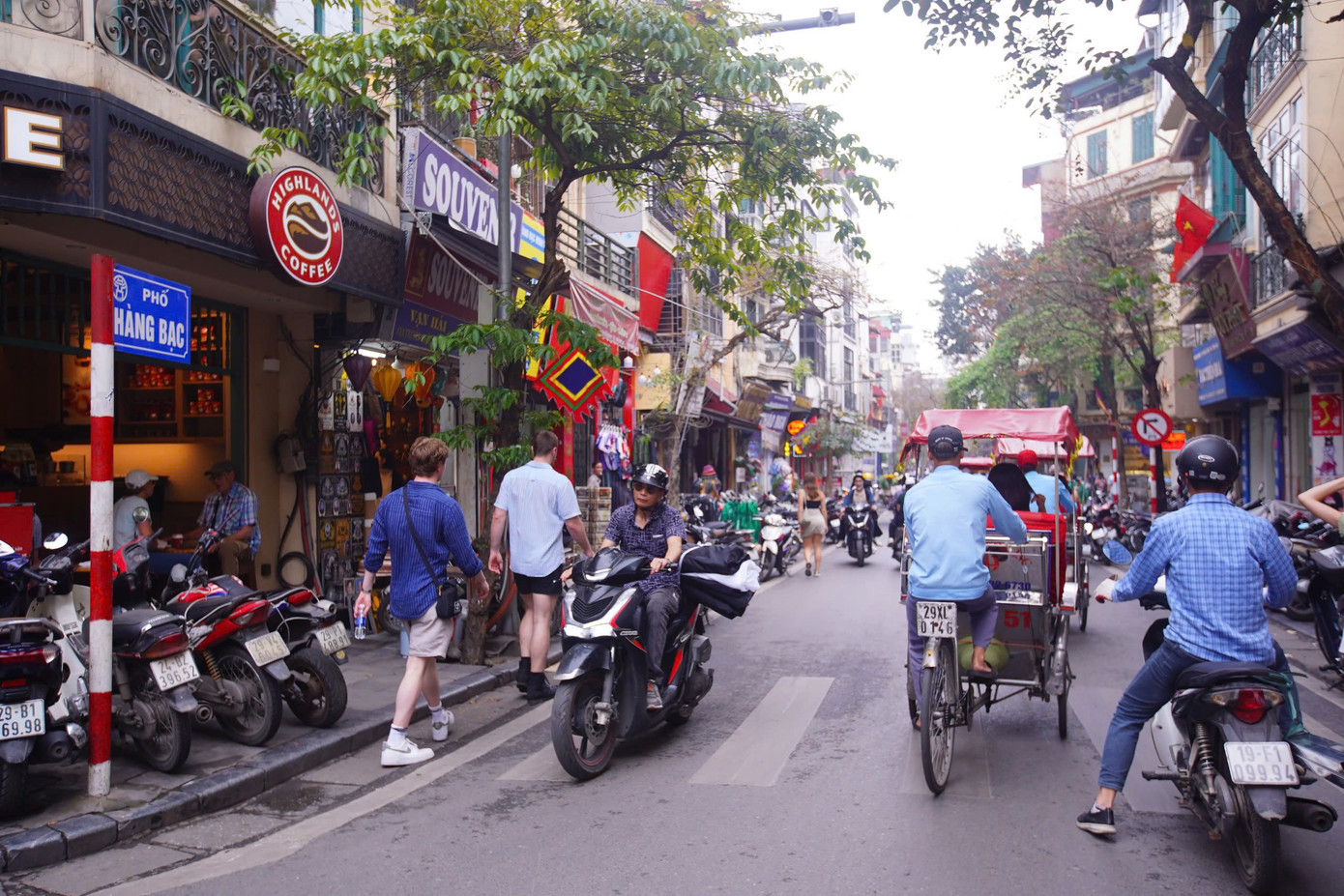 Phố Hàng Bạc - chuyên về kinh doanh các mặt hàng liên quan đến bạc và trụ sở phường Hàng Bạc.