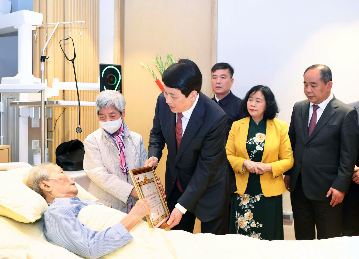 Chủ tịch nước Lương Cường trao Huy hiệu 65 tuổi Đảng tặng nguyên Chủ tịch nước Trần Đức Lương. Ảnh: Viết Thành.