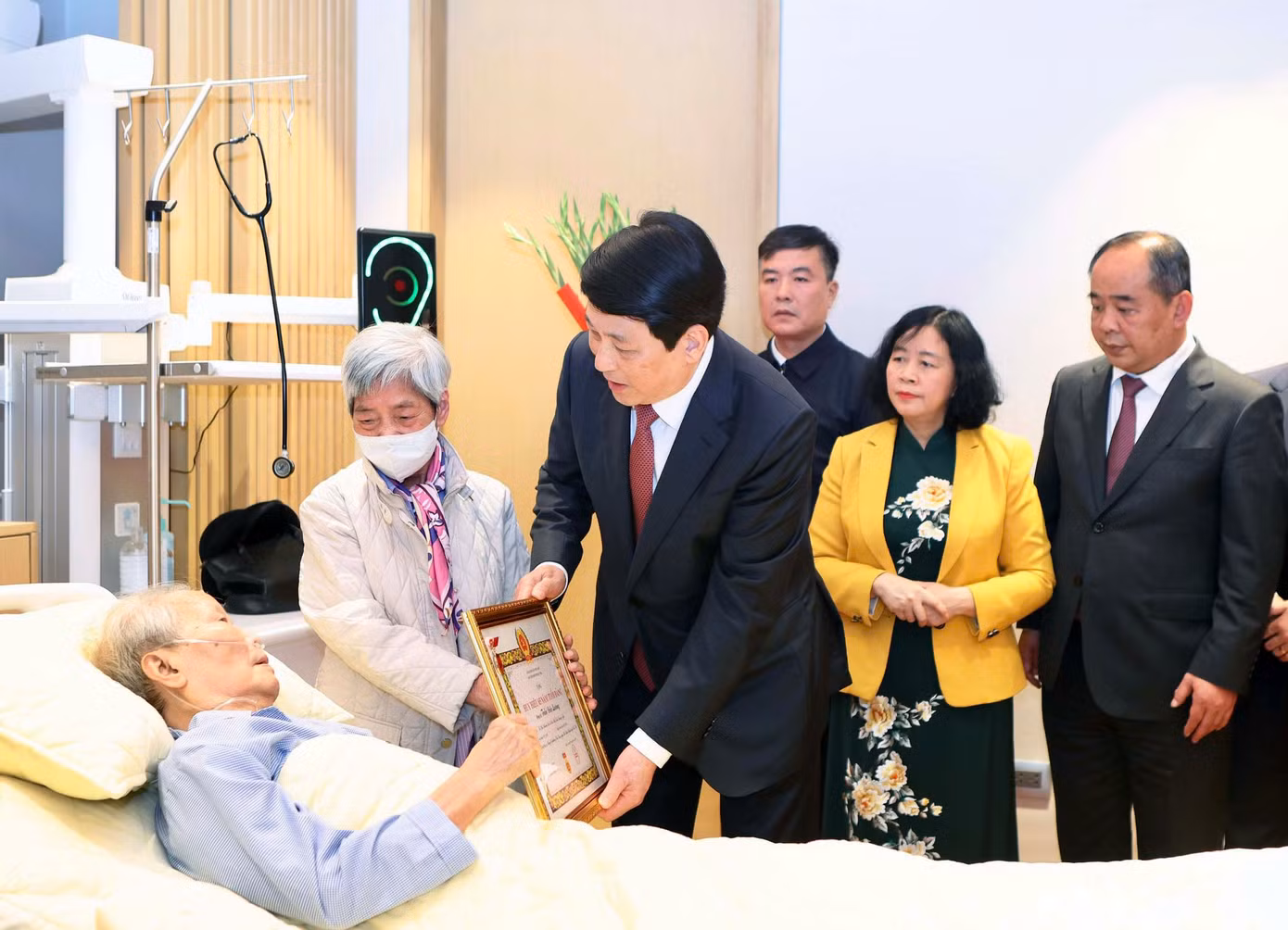 Chủ tịch nước Lương Cường trao Huy hiệu 65 tuổi Đảng tặng nguyên Chủ tịch nước Trần Đức Lương. Ảnh: Viết Thành.