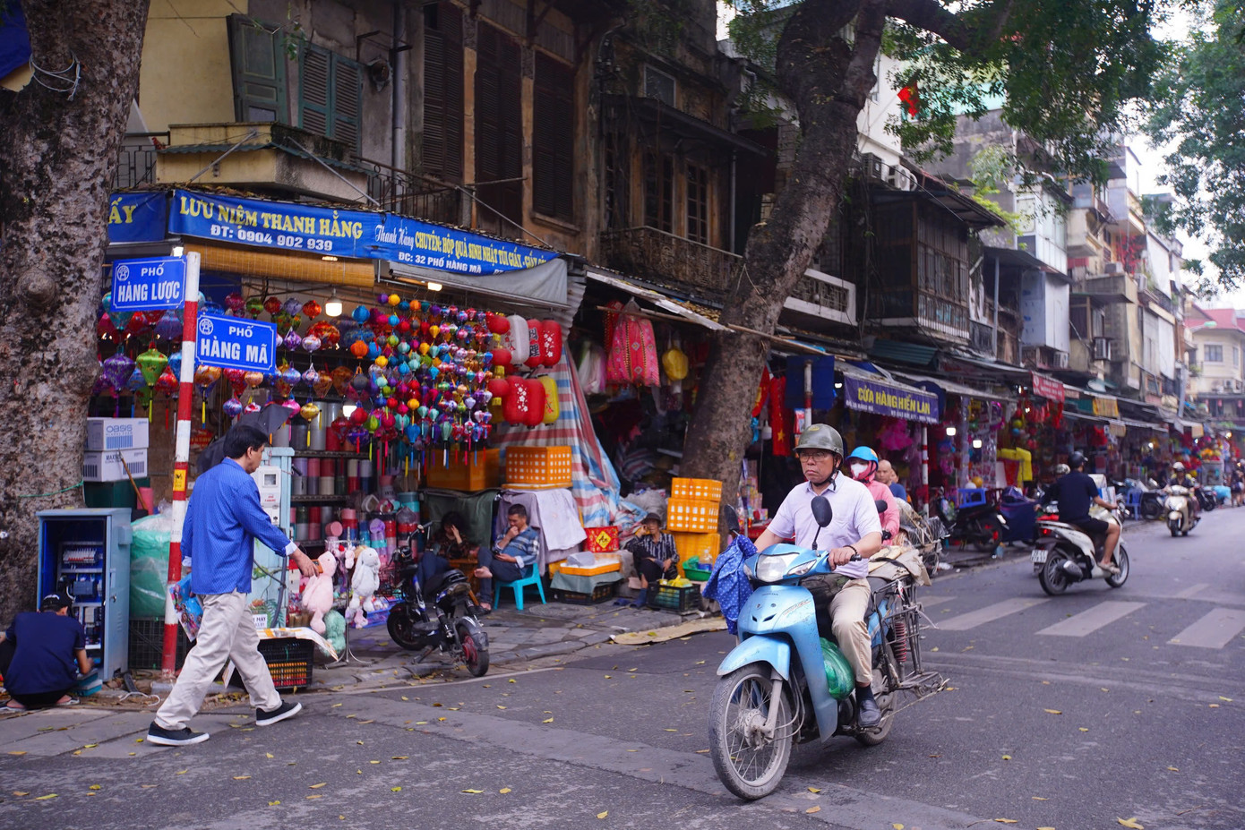 Trụ sở phường Hàng Mã và phố Hàng Mã trên địa bàn quận Hoàn Kiếm. Tên gọi Hàng Mã vì phố bán đồ giấy màu dùng để trang trí (hoa giấy, đèn giấy các kiểu…) và đồ mã nhỏ để cúng lễ (mũ thổ thần, mũ ông Táo, vàng giấy…).