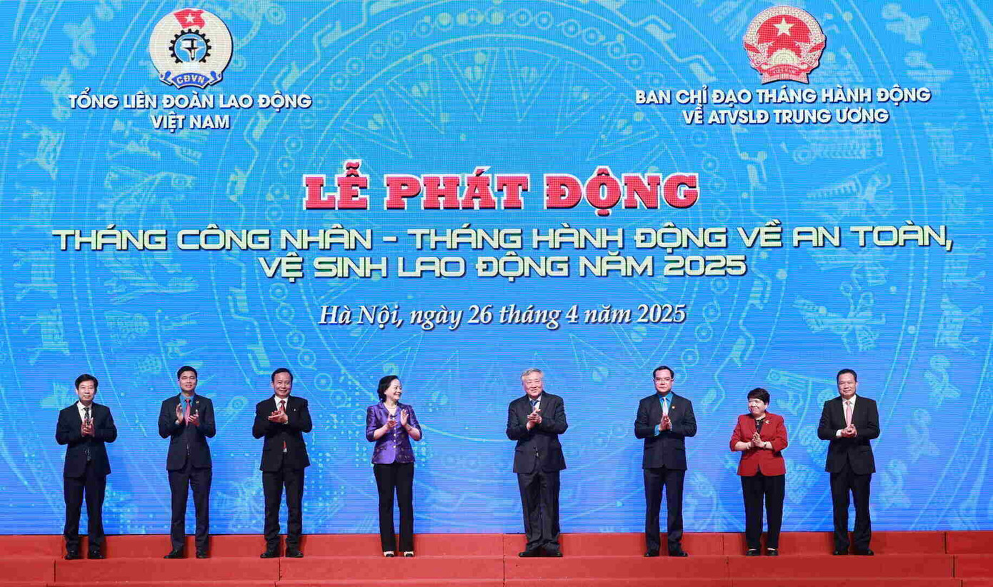 Các đại biểu thực hiện nghi thức phát động Tháng Công nhân và Tháng hành động về an toàn, vệ sinh lao động năm 2025. Ảnh: PV.
