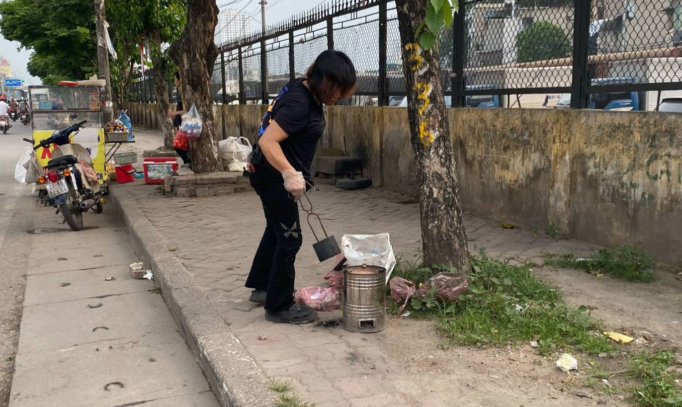 Nhiều người dân vẫn sử dụng bếp than tổ ong trên địa bàn thành phố Hà Nội.