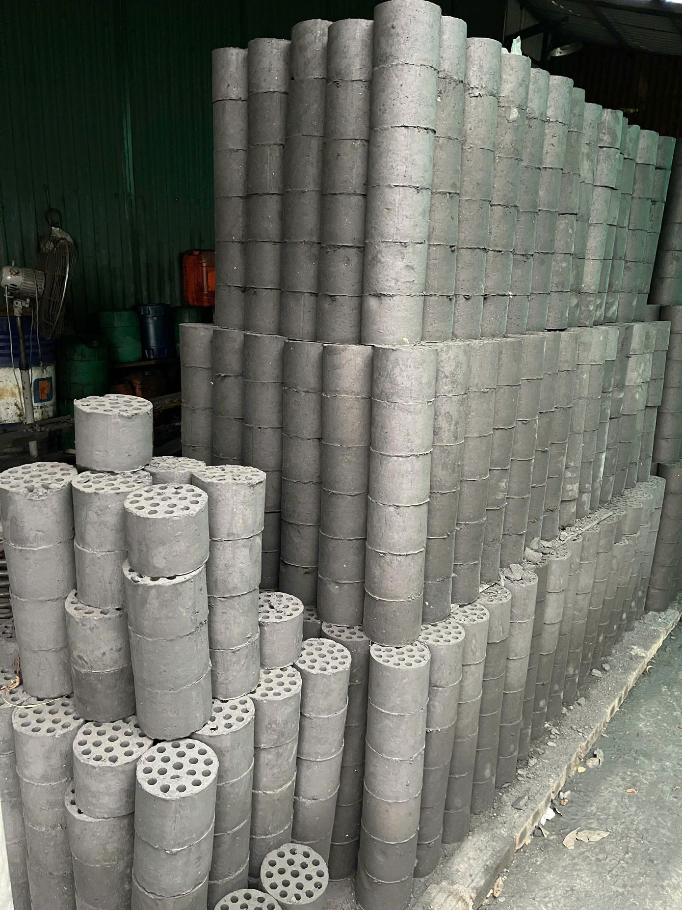 Hàng trăm viên than tổ ong tại một xưởng sản xuất ở Hà Nội.