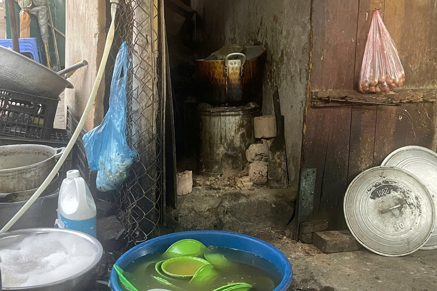 Nhiều người dân vẫn sử dụng bếp than tổ ong trên địa bàn thành phố Hà Nội.