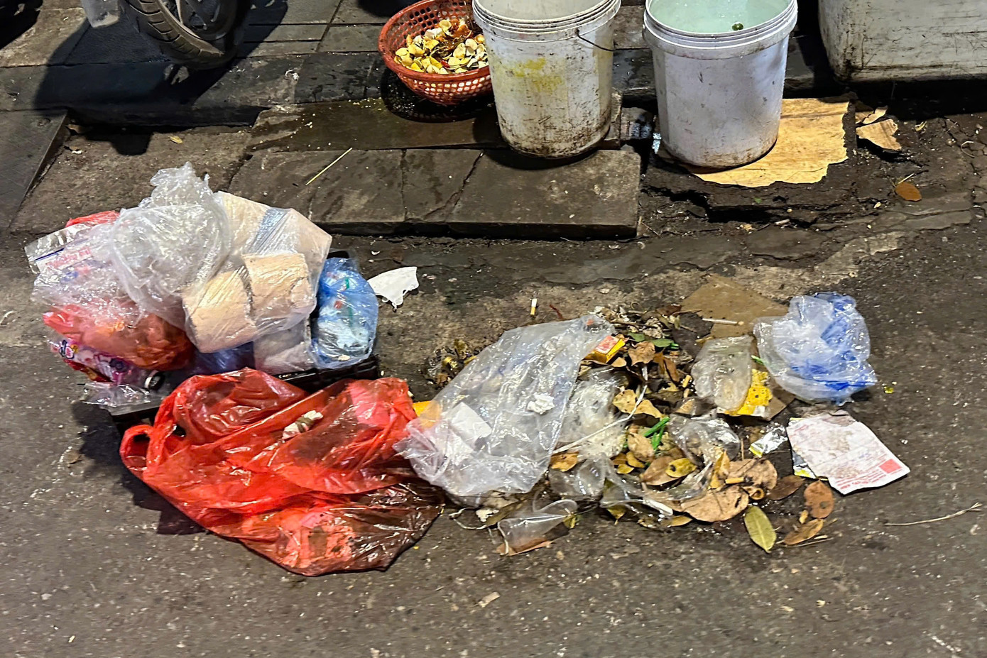 Nhiều người dân vẫn sử dụng bếp than tổ ong trên địa bàn thành phố Hà Nội.