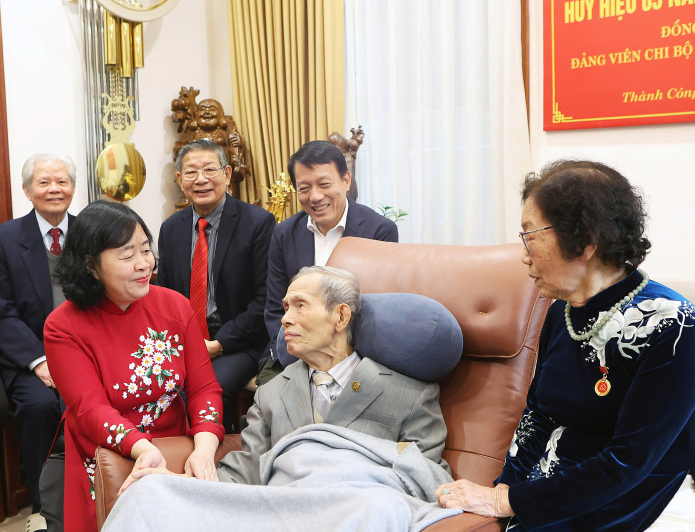 Bí thư Thành ủy Hà Nội Bùi Thị Minh Hoài thăm hỏi, động viên cụ Lương Tam Kỳ. Ảnh: PV.