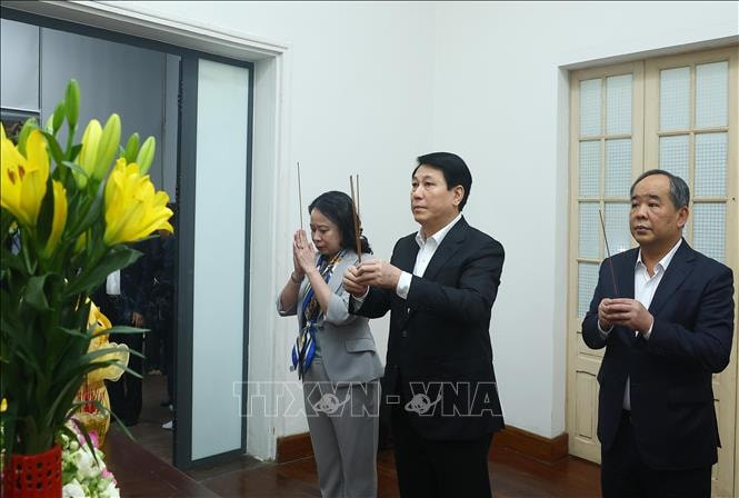 Chủ tịch nước Lương Cường dâng hương tưởng nhớ cố Tổng Bí thư Nguyễn Phú Trọng. Ảnh: TTXVN. Chủ tịch nước Lương Cường dâng hương tưởng nhớ cố Tổng Bí thư Nguyễn Phú Trọng. Ảnh: TTXVN.