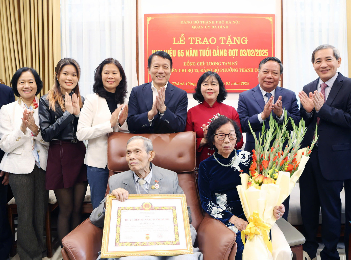 Bí thư Thành ủy Hà Nội Bùi Thị Minh Hoài trao Huy hiệu 65 năm tuổi Đảng tặng cụ Lương Tam Kỳ. Ảnh: PV.