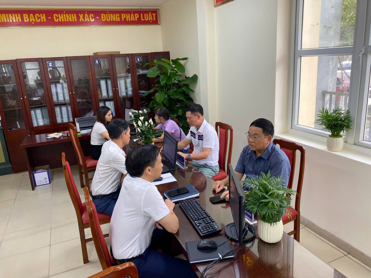 Theo ghi nhận của phóng viên, trong buổi sáng 24/6, người dân đến thực hiện các thủ tục hành chính tại phường Long Biên nhanh chóng, thuận lợi.