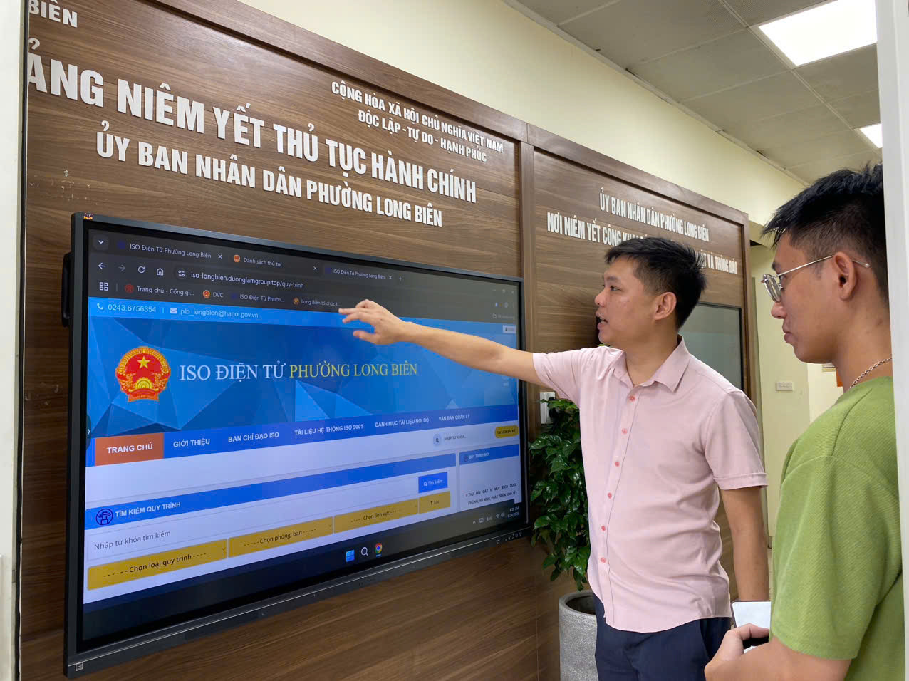 UBND phường Long Biên cũng đã lắp thêm 2 màn hình rộng cảm ứng tại Bảng niêm yết (thay thế niêm yết TTHC bản giấy) tích hợp các quy trình thủ tục hành chính phục vụ công dân tra cứu...; tận dụng tối đa cơ sở vật chất có sẵn tại phường để nâng cao nhận thức, đem lại tiện ích cho công dân đến làm việc tại Bộ phận tiếp nhận và trả kết quả phường Long Biên (mới).