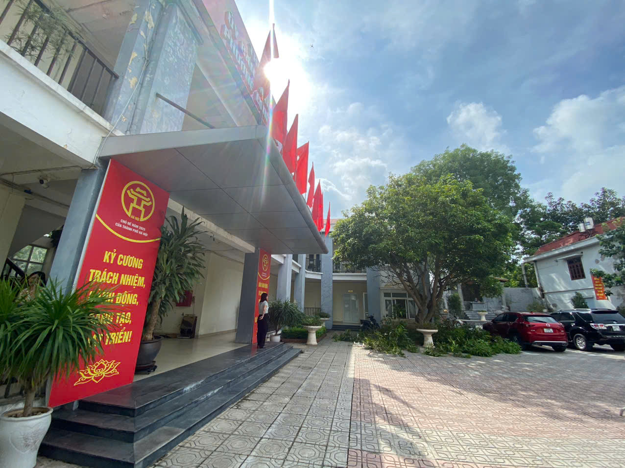 Sáng 24/6, nhiều nhân công tiến hành dọn dẹp, cắt tỉa cây, sơn lại tường Trụ sở phường Long Biên - nơi sắp tới sẽ là Trụ sở Đảng ủy, MTTQ, các tổ chức chính trị - xã hội phường Long Biên sau sáp nhập. Phường Long Biên mới được thành lập trên cơ sở nhập phần lớn diện tích tự nhiên và dân số của các phường: Phúc Đồng, Long Biên, Thạch Bàn, Cự Khối (thuộc quận Long Biên); một phần diện tích tự nhiên và dân số của phường Bồ Đề, xã Bát Tràng (thuộc huyện Gia Lâm); một phần diện tích tự nhiên Gia Thụy (thuộc quận Long Biên). Trụ sở HĐND - UBND phường Long Biên mới sẽ được đặt tại trụ sở Đảng ủy, UBND, UBMTTQ phường Thạch Bàn hiện nay.