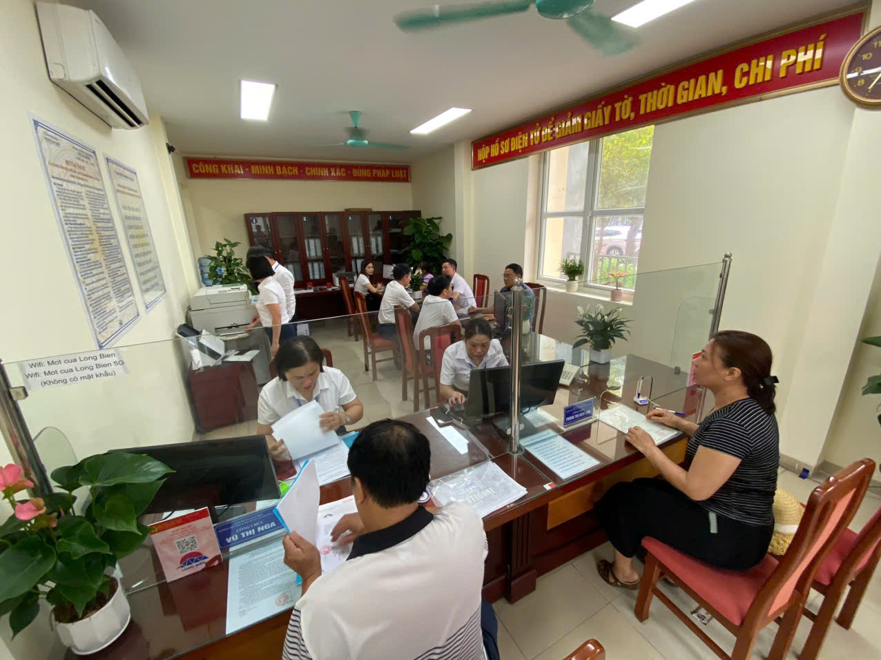 Theo ghi nhận của phóng viên, sáng 24/6, khá nhiều người dân đến Trụ sở UBND phường Long Biên để thực hiện các thủ tục hành chính. Các cán bộ thuộc bộ phận tiếp nhận thủ tục hành chính hoạt động hiệu quả, tiếp nhận và hướng dẫn người dân thực hiện thủ tục nhanh chóng, thuận lợi.