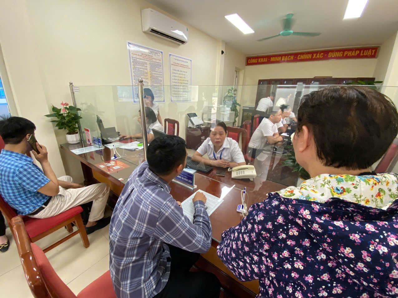 Theo ghi nhận của phóng viên, trong buổi sáng 24/6, người dân đến thực hiện các thủ tục hành chính tại phường Long Biên nhanh chóng, thuận lợi.