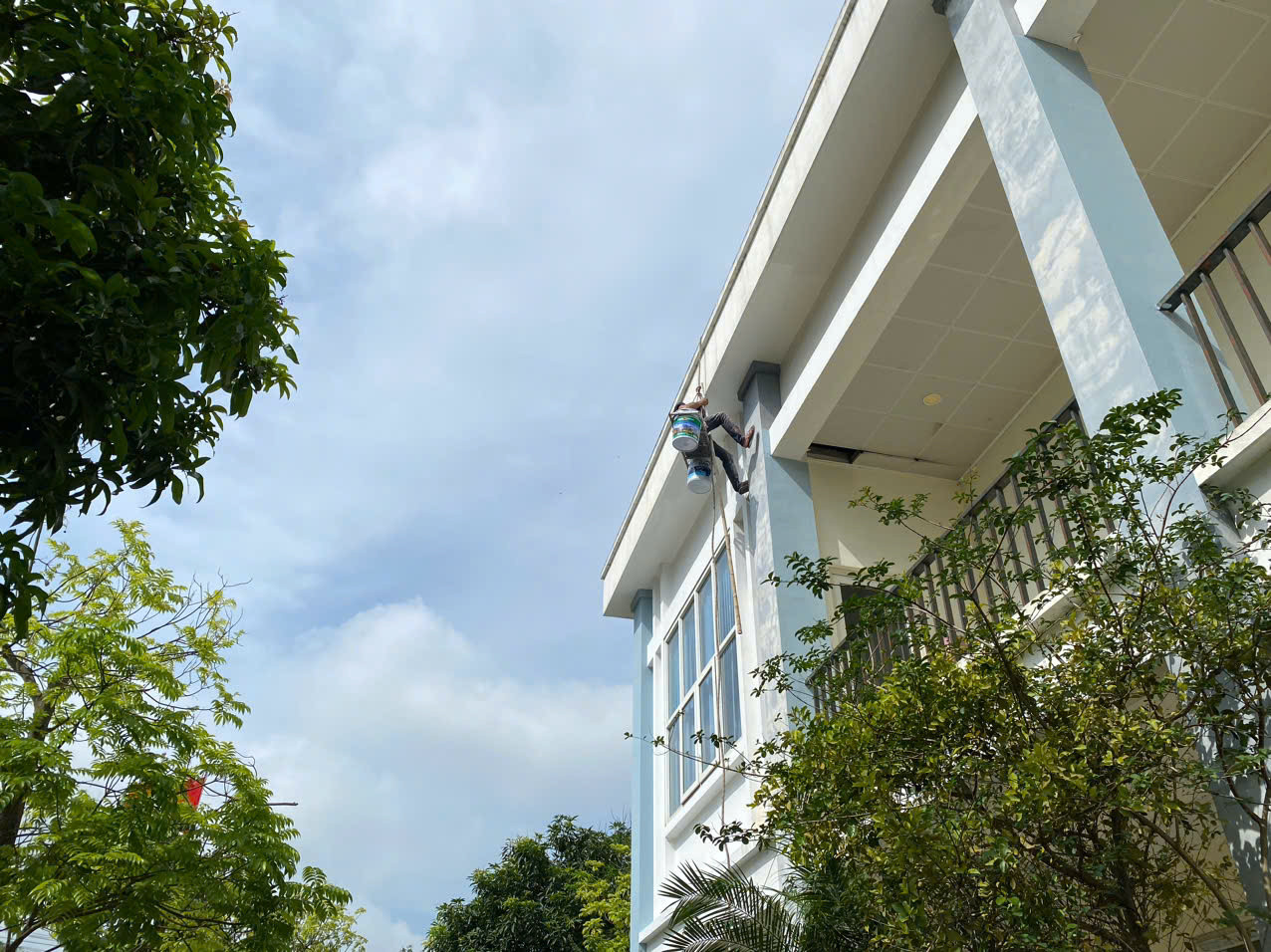 Sáng 24/6, nhiều nhân công tiến hành dọn dẹp, cắt tỉa cây, sơn lại tường Trụ sở phường Long Biên - nơi sắp tới sẽ là Trụ sở Đảng ủy, MTTQ, các tổ chức chính trị - xã hội phường Long Biên sau sáp nhập. Phường Long Biên mới được thành lập trên cơ sở nhập phần lớn diện tích tự nhiên và dân số của các phường: Phúc Đồng, Long Biên, Thạch Bàn, Cự Khối (thuộc quận Long Biên); một phần diện tích tự nhiên và dân số của phường Bồ Đề, xã Bát Tràng (thuộc huyện Gia Lâm); một phần diện tích tự nhiên Gia Thụy (thuộc quận Long Biên). Trụ sở HĐND - UBND phường Long Biên mới sẽ được đặt tại trụ sở Đảng ủy, UBND, UBMTTQ phường Thạch Bàn hiện nay.