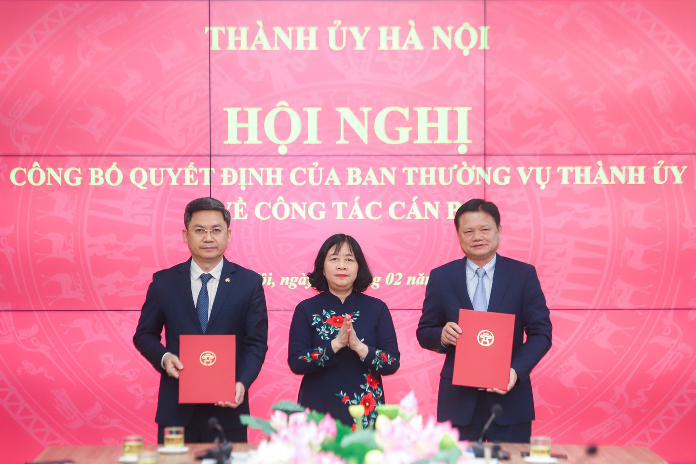 Bí thư Thành uỷ Hà Nội Bùi Thị Minh Hoài trao quyết định cho ông Hà Minh Hải (ngoài cùng bên trái) và ông Vũ Đức Bảo. Ảnh: LĐTĐ.