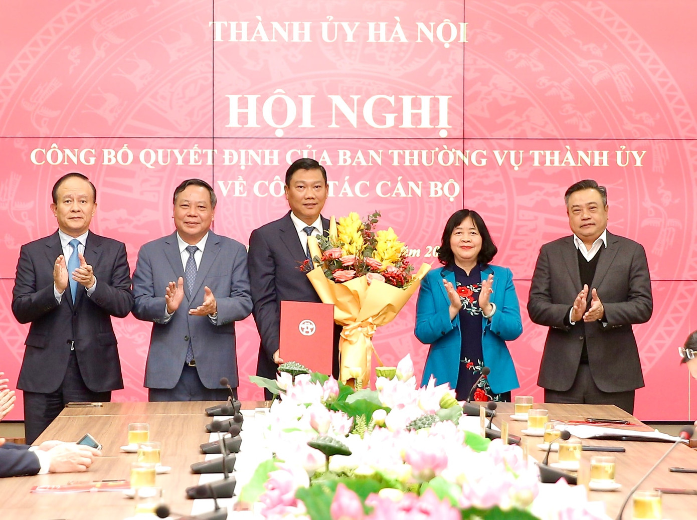 Lãnh đạo Thành uỷ - HĐND - UBND thành phố Hà Nội chúc mừng ông Đỗ Anh Tuấn. Ảnh: Viết Thành.