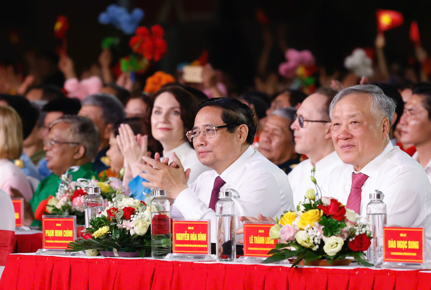 Thủ tướng Chính phủ Phạm Minh Chính và các đồng chí lãnh đạo Đảng, Nhà nước dự chương trình tại đầu cầu TP Hà Nội. Ảnh: Như Ý.