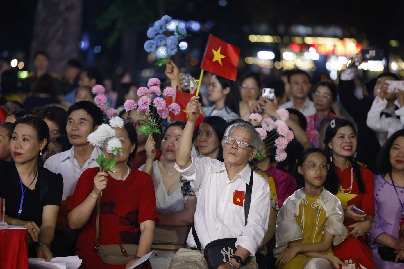 Không khí xúc động tại chương trình. Ảnh: Như Ý.
