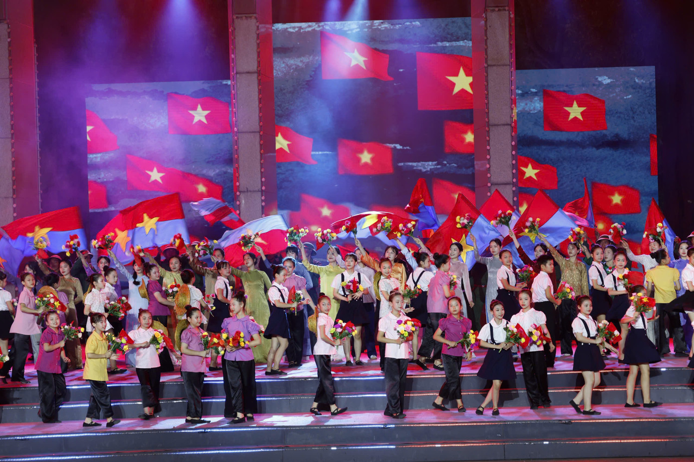 Không khí xúc động tại chương trình. Ảnh: Như Ý.