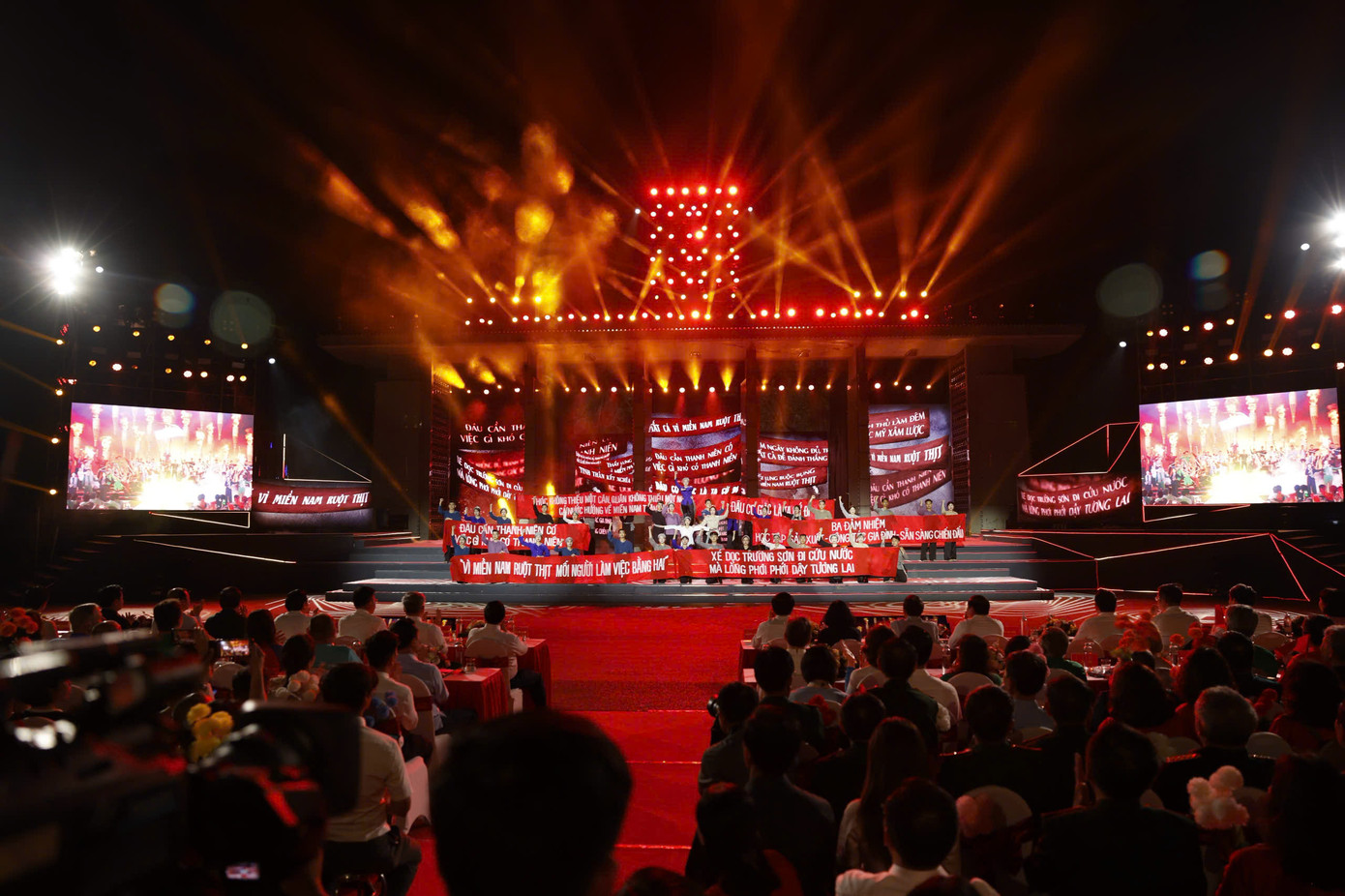 Các tiết mục văn nghệ tại chương trình ở điểm cầu TP Hà Nội. Ảnh: Như Ý.