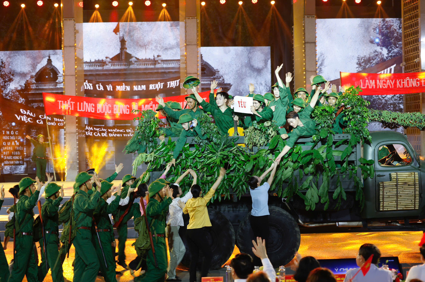 Tiết mục tái hiện đoàn quân kháng chiến cứu nước tại chương trình. Ảnh: Như Ý.
