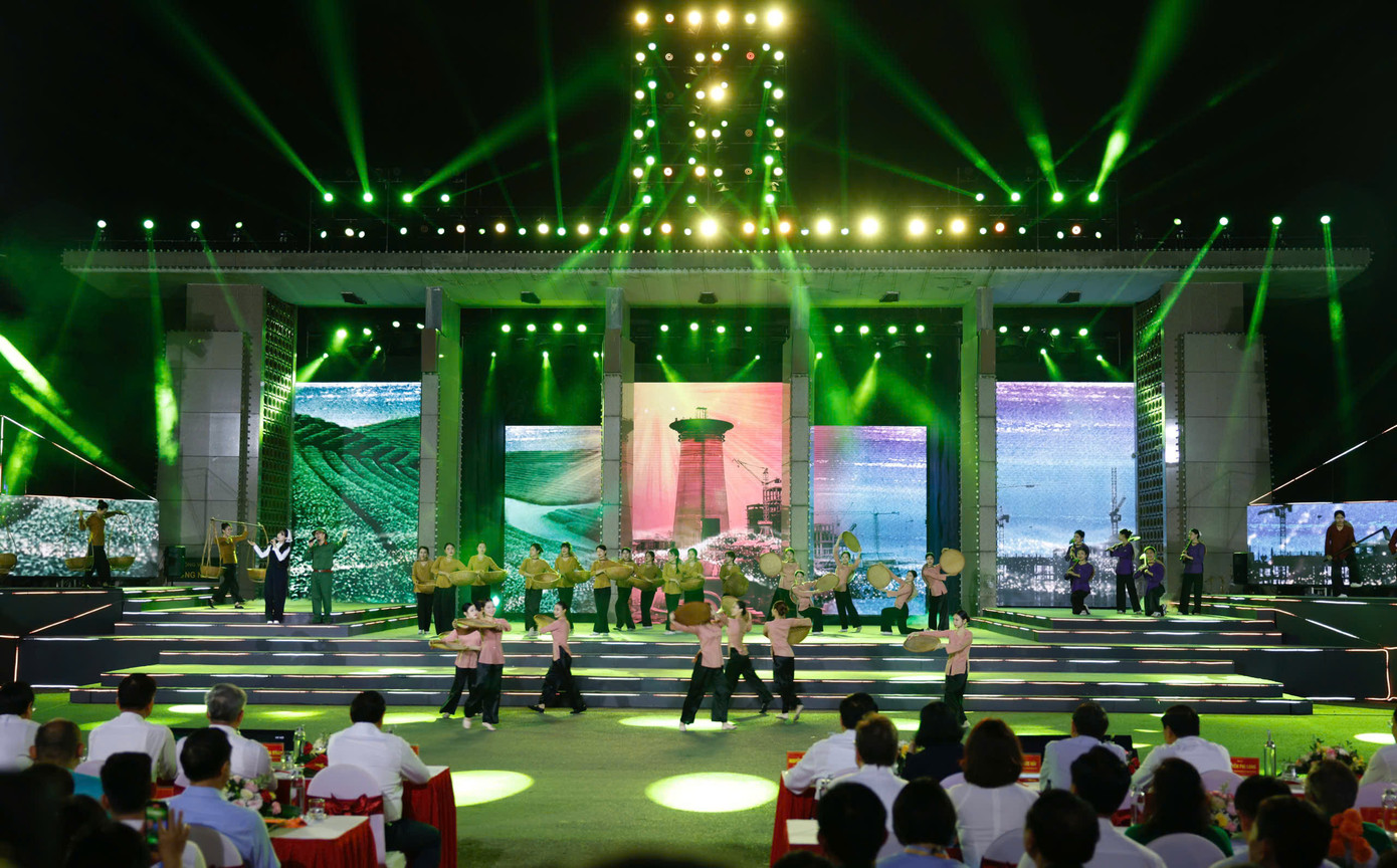 Các tiết mục văn nghệ tại chương trình ở điểm cầu TP Hà Nội. Ảnh: Như Ý.