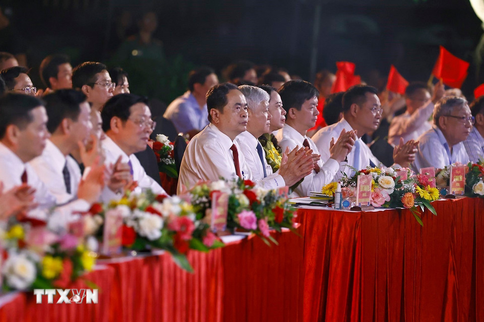 Chủ tịch Quốc hội Trần Thanh Mẫn và các đồng chí lãnh đạo Đảng, Nhà nước dự chương trình tại đầu cầu tỉnh Quảng Trị. Ảnh: TTXVN.