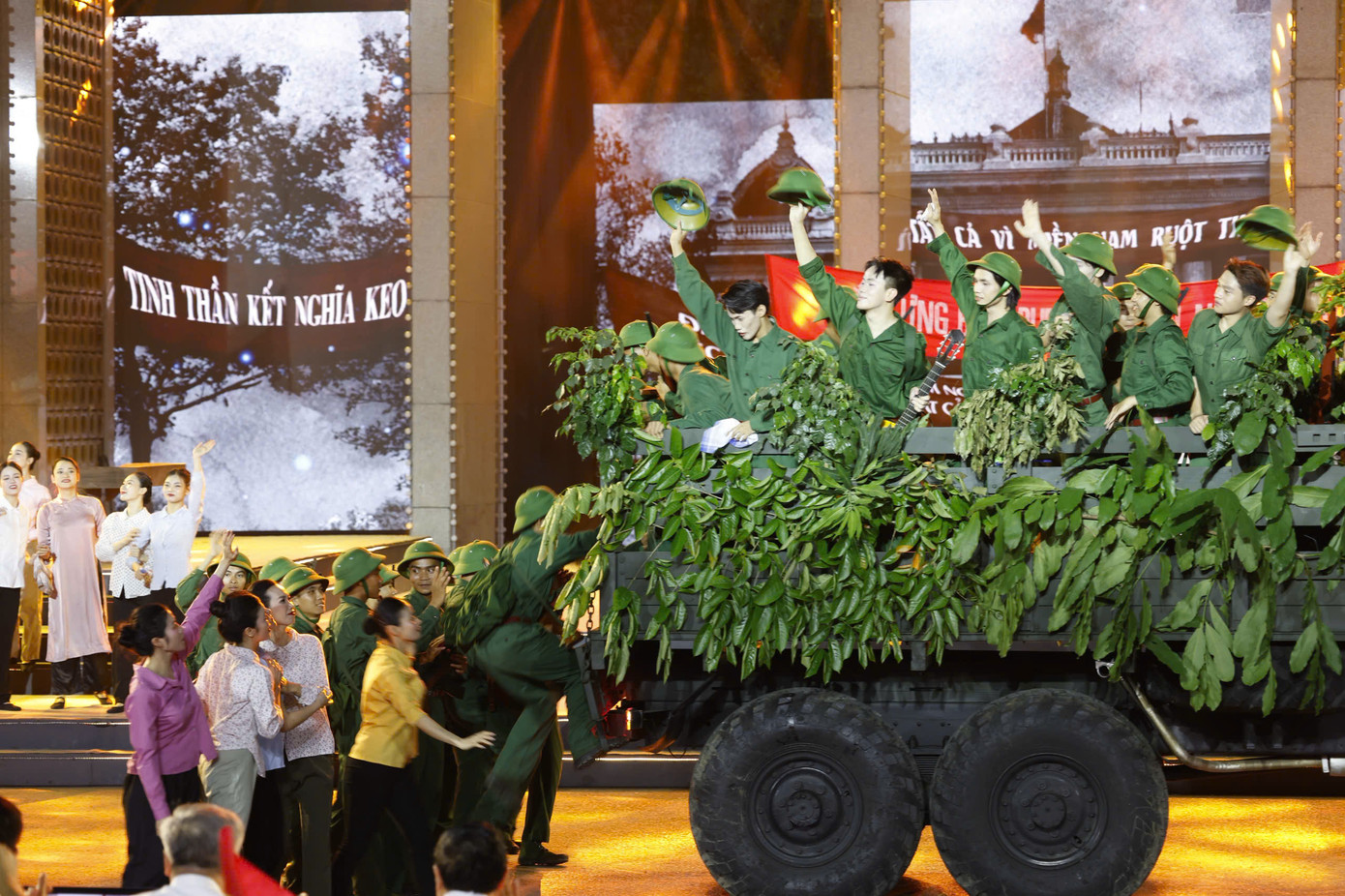 Tiết mục tái hiện đoàn quân kháng chiến cứu nước tại chương trình. Ảnh: Như Ý.