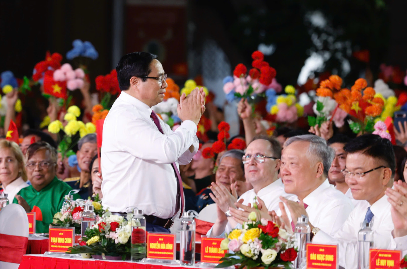 Thủ tướng Chính phủ Phạm Minh Chính và các đồng chí lãnh đạo Đảng, Nhà nước dự chương trình tại đầu cầu TP Hà Nội. Ảnh: Như Ý.