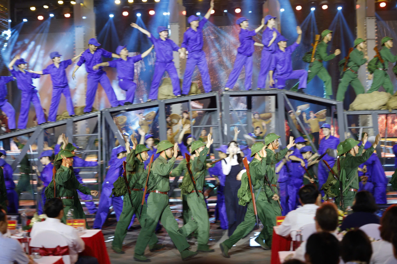 Tiết mục tái hiện đoàn quân kháng chiến cứu nước tại chương trình. Ảnh: Như Ý.